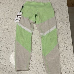 Alo Yoga pant 7/8 alosoft NWT Size S lime/bone/white